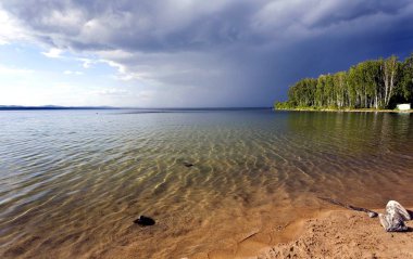 göl üzerinde yağmur önce karanlık fırtına bulutları
