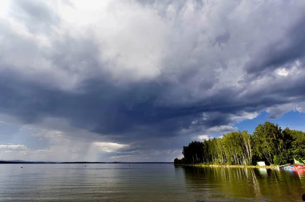Awan badai gelap sebelum hujan di atas danau — Stok Foto