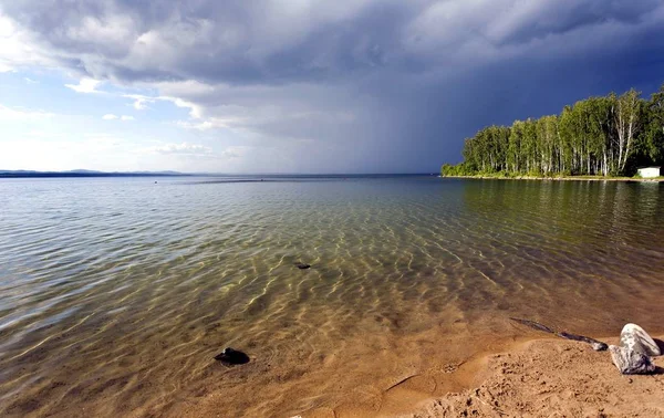 Dunkle Gewitterwolken vor Regen über dem See — Stockfoto