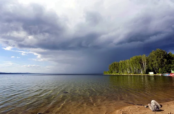 Nuages orageux sombres avant la pluie au-dessus du lac — Photo