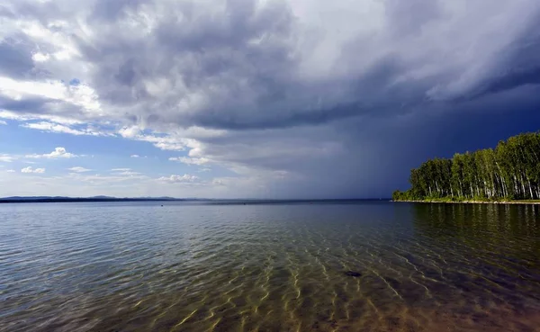 Awan badai gelap sebelum hujan di atas danau — Stok Foto