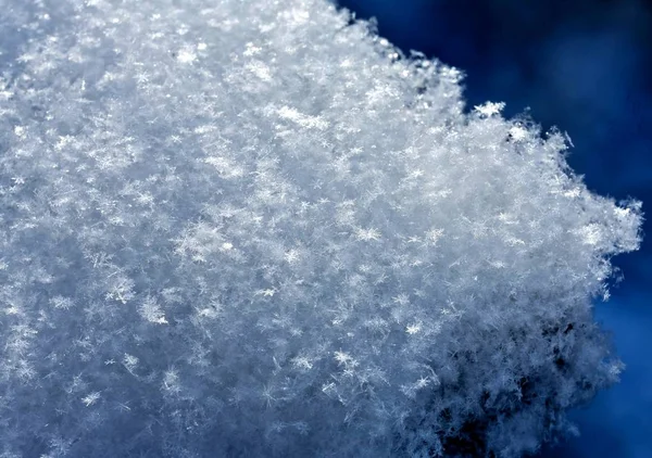 Mikrotextur des Schnees, siehe einzelne Schneeflocken — Stockfoto