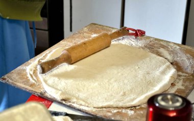 hamur oklavayla ev pasta Dolum, el yapımı, basit ev mobilya yayıyoruz