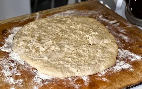 Приготування тіста для домашнього торта з начинкою — стокове фото
