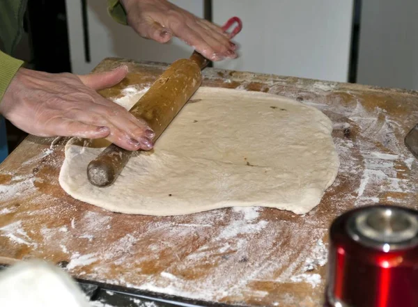 Rolling out dough rolling pin for home pie filling, handmade, simple home furnishing — Stock Photo, Image