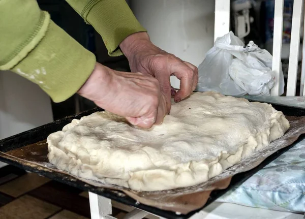 Conclusão da preparação de bolo russo caseiro com enchimento, feito à mão — Fotografia de Stock