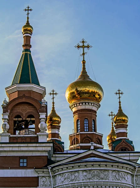 Cupole d'oro il Tempio del Santo Grande Martire Giorgio Il Vittorioso a Chelyabinsk — Foto Stock