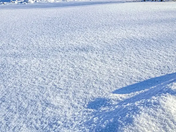 Morgenschnee mit Schatten von der tiefstehenden Sonne an einem frostigen Morgen — Stockfoto