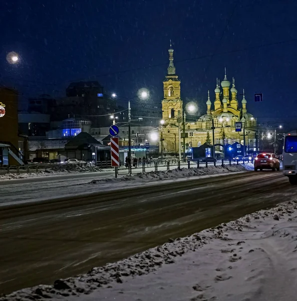 Night view of the building of the Holy Trinity Church on Kirov street during a snowfall in Chelyabinsk — Stok fotoğraf