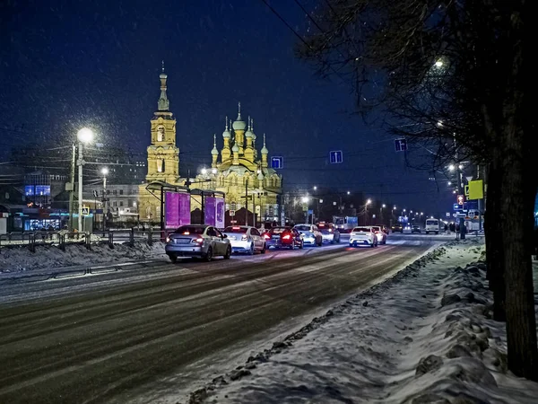 Ночной вид на здание Св. Троицкого храма на ул. Кирова во время снегопада в Челябинске — стоковое фото