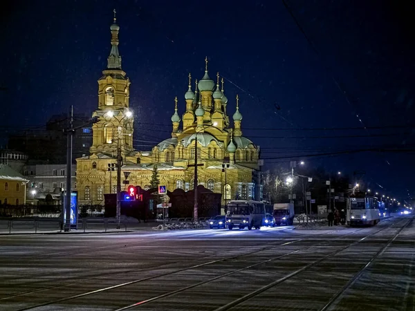 Widok nocny na budynek kościoła Świętej Trójcy na ulicy Kirowa podczas opadów śniegu w Czelabińsku — Zdjęcie stockowe