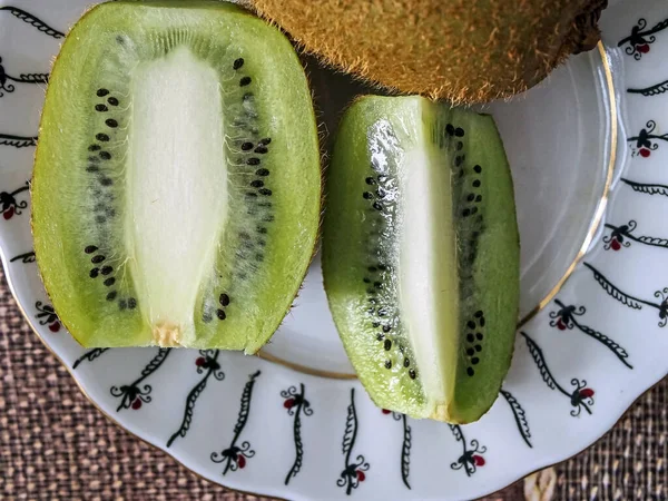 Reife Kiwi auf einem Teller in Stücke geschnitten — Stockfoto