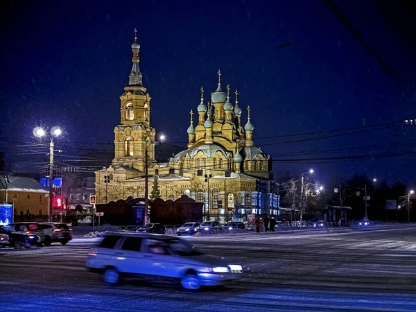 Nachtzicht op de bouw van de Heilige Drievuldigheidskerk op Kirov straat tijdens een sneeuwval in Chelyabinsk — Stockfoto