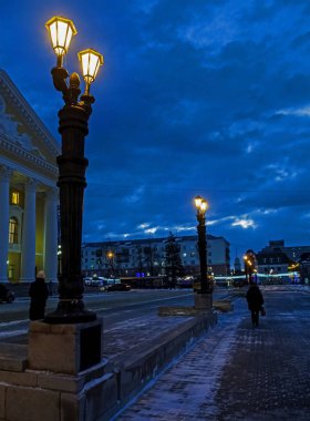 Şehir ışıkları, Opera binasının yakınındaki bir kış gecesinde antik tarzda dekore edilmiş.