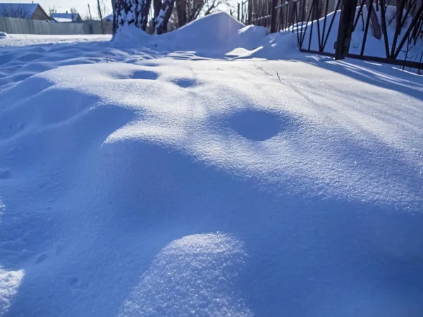 Утренний снег с тенями от низкого солнца холодным утром — стоковое фото