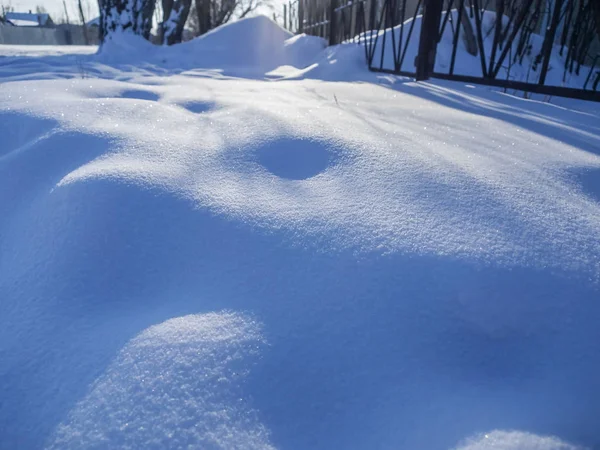 Poranny śnieg z cieniami z niskiego słońca w mroźny poranek — Zdjęcie stockowe