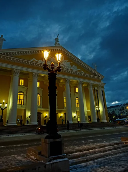 Městská Světla Starožitném Stylu Zimní Noci Blízkosti Operního Domu Čeljabinsku — Stock fotografie