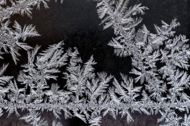 Kış penceresinde buzlu doğal desen, soğuk desenlerin dokusu, dendritik görüntü yapısı.