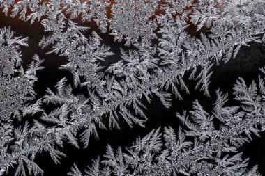 Kış penceresinde buzlu doğal desen, soğuk desenlerin dokusu, dendritik görüntü yapısı.