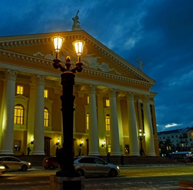 Şehir ışıkları, Chelyabinsk 'teki Opera binasının yakınındaki bir kış gecesinde antik tarzda dekore edilmiş.