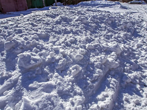 Grudki Śniegu Oczyszczeniu Chodnika Oświetlonego Porannym Słońcem — Zdjęcie stockowe