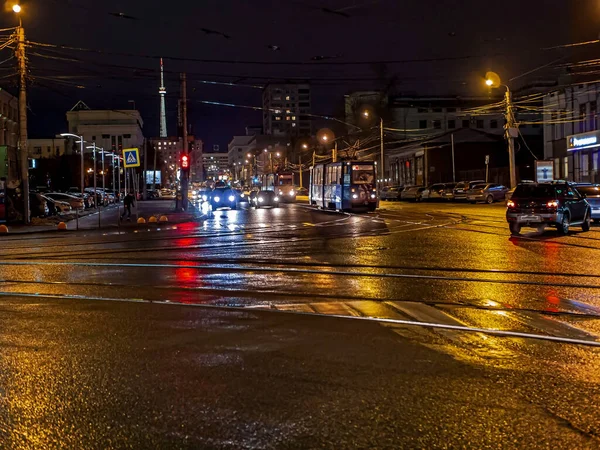 Chelyabinsk 'teki aydınlık televizyon kulesinin manzarası ile şehrin gece sokağında. — Stok fotoğraf