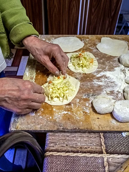 Füllen Des Werkstücks Einer Torte Mit Füllung Der Prozess Der — Stockfoto