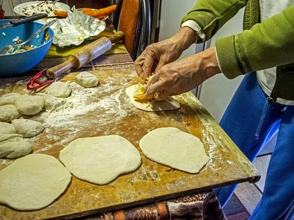 Füllen Des Werkstücks Einer Torte Mit Füllung Der Prozess Der — Stockfoto