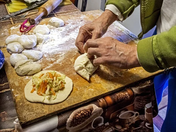 Rohe Torten Kneifen Die Ränder Einer Torte Mit Einer Füllung — Stockfoto