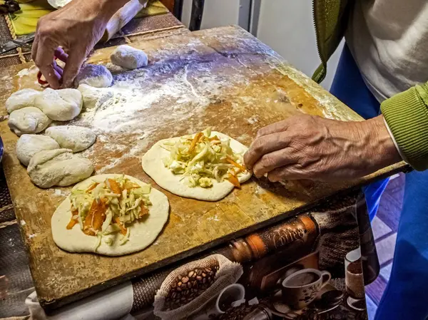 Füllen Des Werkstücks Einer Torte Mit Füllung Der Prozess Der — Stockfoto