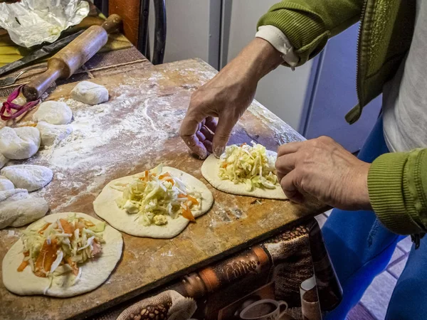 Rohe Kuchen, kneifen die Ränder einer Torte mit einer Füllung — Stockfoto