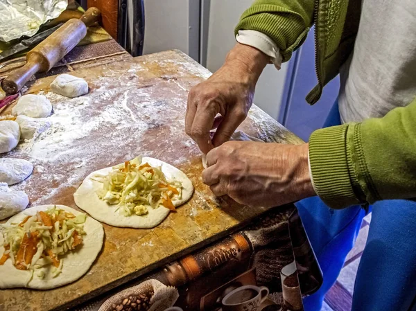 Rohe Kuchen, kneifen die Ränder einer Torte mit einer Füllung — Stockfoto