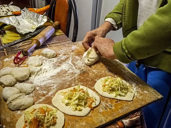 Rohe Torten Kneifen Die Ränder Einer Torte Mit Einer Füllung — Stockfoto