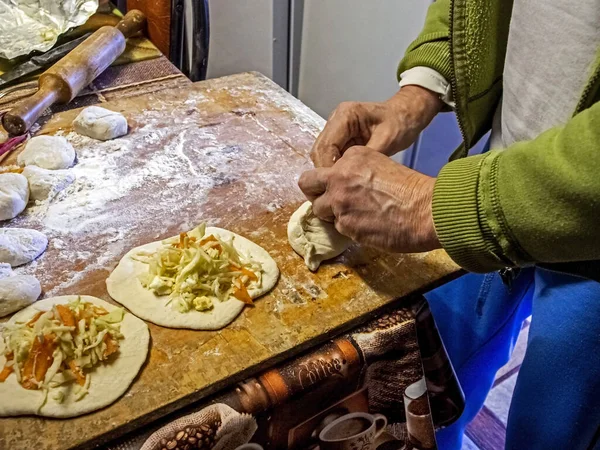 Rohe Torten Kneifen Die Ränder Einer Torte Mit Einer Füllung — Stockfoto