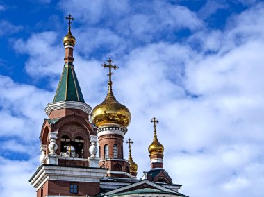 Chelyabinsk 'teki Kutsal Şehit George Tapınağı. Güneşli bir bahar sabahı bulutlu mavi gökyüzüne bakan manzara.