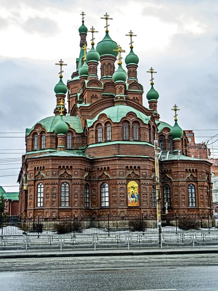 Chelyabinsk Bulutlu Bir Bahar Gününde Kirov Caddesindeki Kutsal Üçlü Kilisesi — Stok fotoğraf