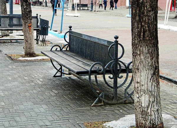 Bench Rest Pedestrian Street Cloudy Spring Day — Stock Photo, Image