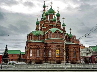 Chelyabinsk 'te bulutlu bir bahar gününde Kirov caddesindeki Kutsal Üçlü Kilisesi' nin manzarası.