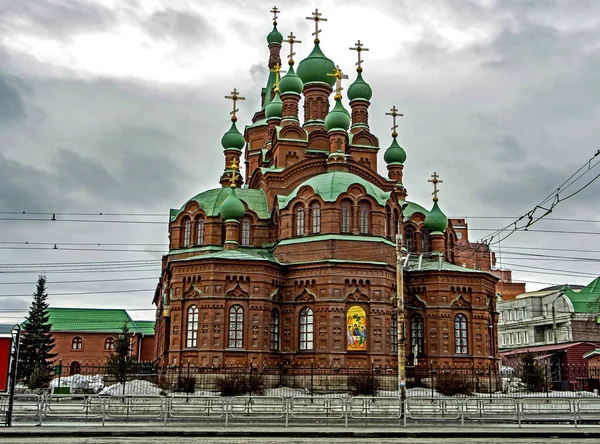 Chelyabinsk Bulutlu Bir Bahar Gününde Kirov Caddesindeki Kutsal Üçlü Kilisesi — Stok fotoğraf