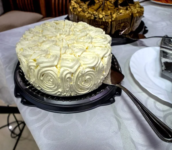 Bir Tabakta Dilimlenmiş Beyaz Kremalı Kek — Stok fotoğraf