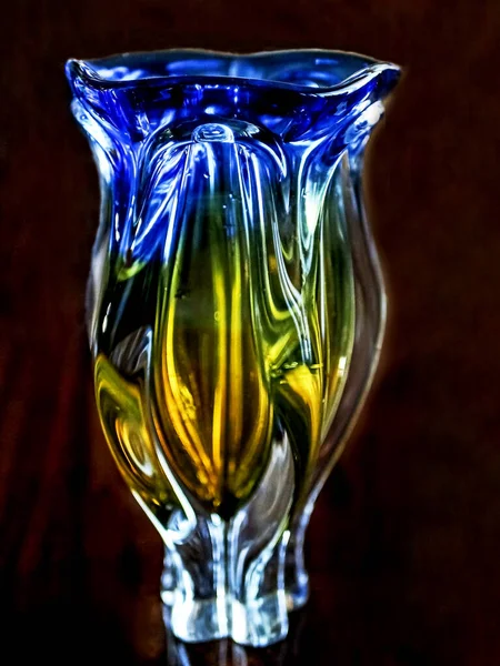 Stare Kolorowe Czeskie Szklane Wazony Ciemnym Tle Miękkie Fokus — Zdjęcie stockowe
