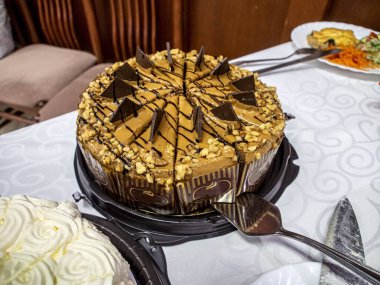 Lezzetli dilimlenmiş, çikolatalı kek.