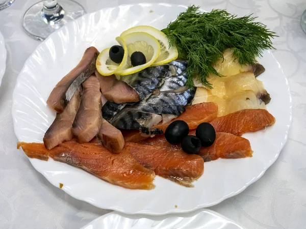 Blandad Fisk Skuren Med Örter Tallrik — Stockfoto