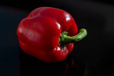 Koyu ahşap zemin üzerinde organik kırmızı biber