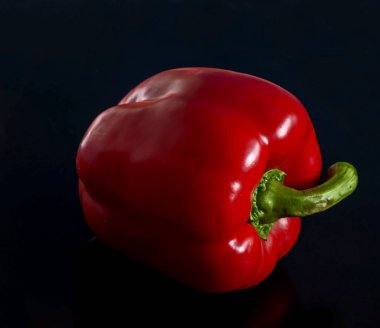 Koyu ahşap zemin üzerinde organik kırmızı biber