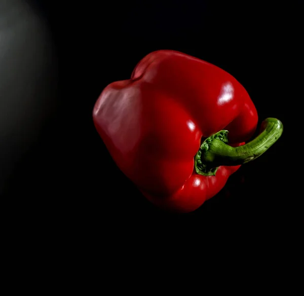 Biologische Rode Peper Een Donkere Houten Achtergrond — Stockfoto