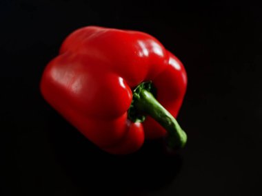 Koyu ahşap zemin üzerinde organik kırmızı biber