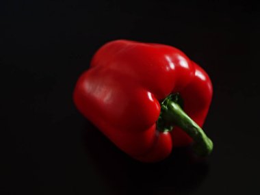 Koyu ahşap zemin üzerinde organik kırmızı biber