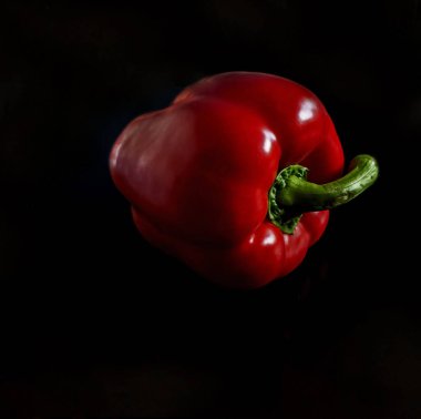 Koyu ahşap zemin üzerinde organik kırmızı biber