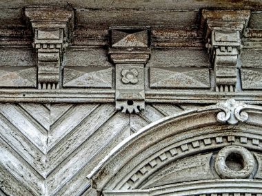 Eski evin oyulmuş ahşap cephesinin ayrıntıları. Rus mimarisi. Oyma ahşap mimarlı ev, Rusya, Güney Urallar.